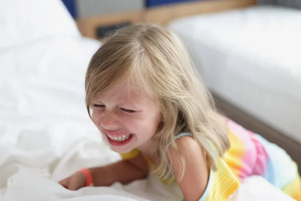 Porträt eines kleinen Mädchens, das weint und schreit in Nahaufnahme — Stockfoto