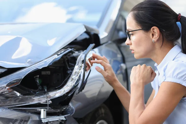 Autofahrerin sieht nach Unfall kaputtes Auto — Stockfoto