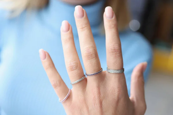 Žena ruka s krásnými tenkými stříbrnými prsteny — Stock fotografie