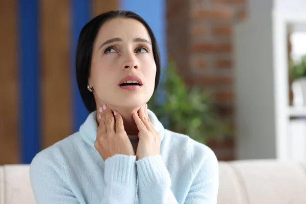 Больная женщина с больным горлом и воспаленными миндалинами — стоковое фото