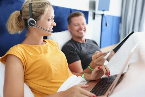 Familie paar freelance bloggers werken op laptop tijdens het liggen in bed — Stockfoto