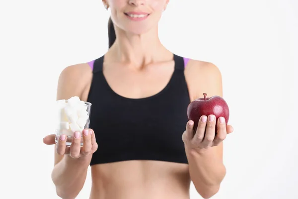 A nő kezében egy pohár cukor és érett alma közelkép — Stock Fotó