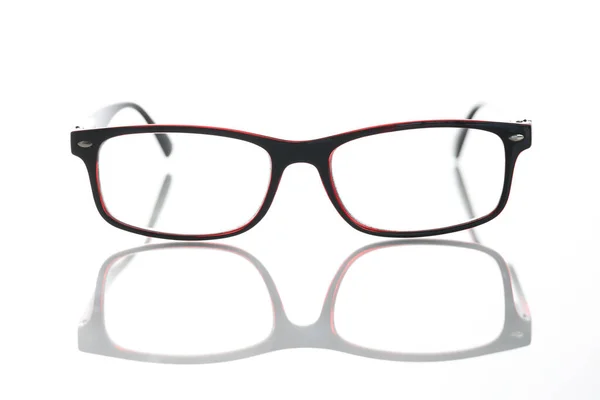 Zwart rood stijlvolle mode bril op witte achtergrond — Stockfoto