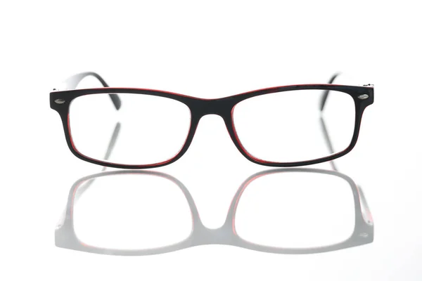 Lunettes de mode élégantes rouges noires sur fond blanc — Photo