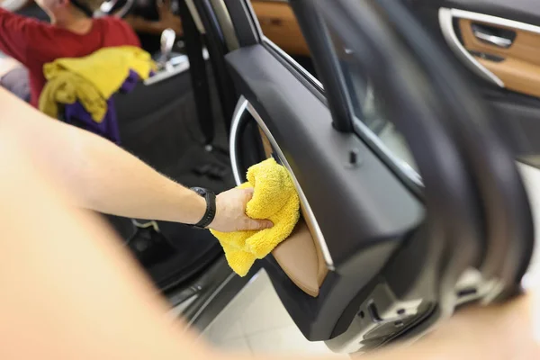 Carro limpador que limpa o painel da porta do carro com pano de microfibra — Fotografia de Stock