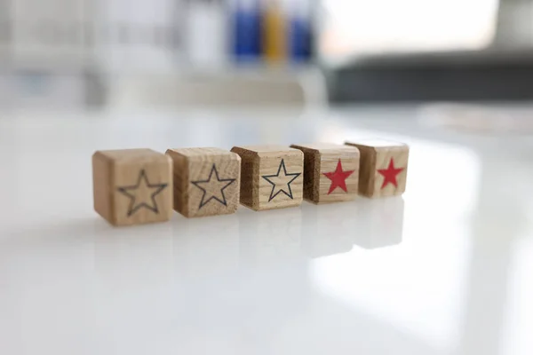 Träkuber med tre stjärnor av fem — Stockfoto