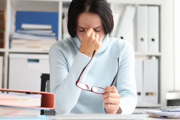 Müde überarbeitete Chefin am Arbeitsplatz, gestresste und erschöpfte Frau am Kopf — Stockfoto