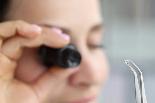 Gioielliere esaminare diamante lucido attraverso lente di ingrandimento, gioielli di diamanti sotto classificazione — Foto Stock