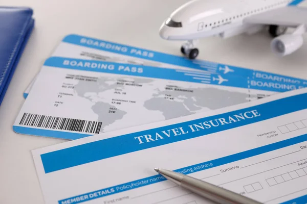 Bilety lotnicze, pusty formularz ubezpieczenia podróżnego z długopisem, proszę wypełnić informacje — Zdjęcie stockowe