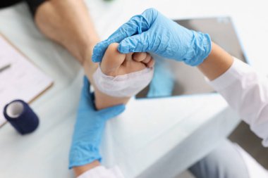 Doktor ayak tabanında ağrı ve nasır tespit etti.