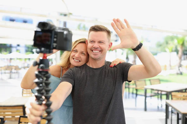 Smiling married couple blogger greets followers on camera — Stock Photo, Image