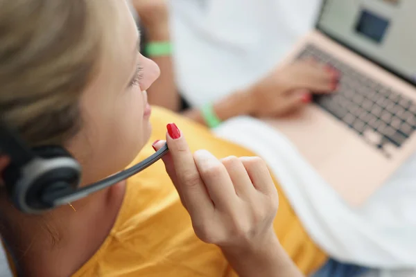 Operadora mulher com microfone trabalhando no laptop em casa — Fotografia de Stock