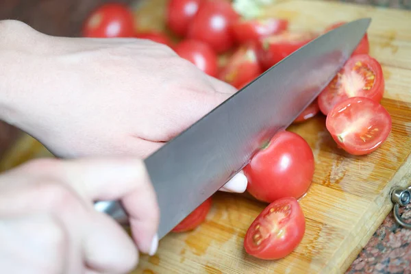 Chef schneidet Tomaten in Küche und Vegetarismus — Stockfoto