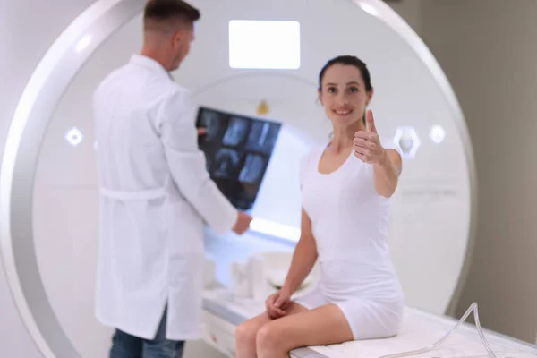 Аппарат МРТ удовлетворил пациента и врача рентгеном — стоковое фото