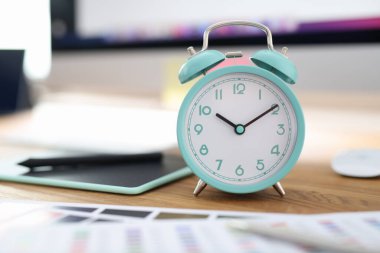 Ofisteki işyerinde saat 10 için alarmlı saat