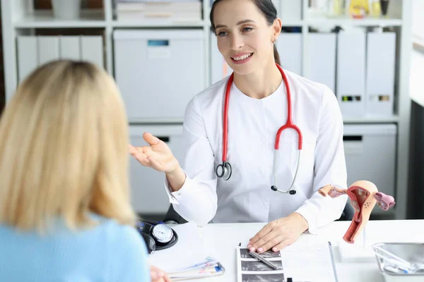 Gynekolog läkare konsulterar kvinna på kliniken närbild — Stockfoto