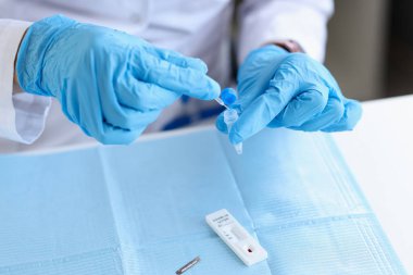 Laboratuvarda doktor tarafından yapılan covid-19 testi