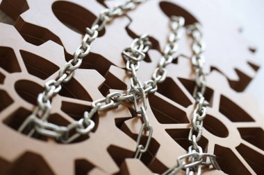 Metal zincir ve iş başarısı ile birbirine bağlı dişliler