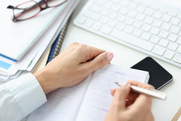 Remplir le calendrier d'affaires pour 2022 au gros plan du lieu de travail — Photo