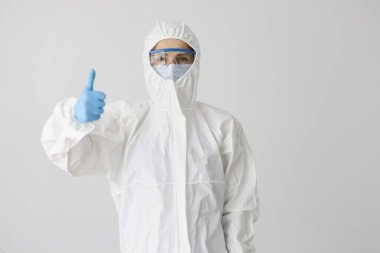 Koruyucu giysili doktor onay veriyor.
