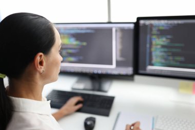 Kadın komisyoncu, borsa yatırımı alanında bilgisayar üzerinde çalışıyor.
