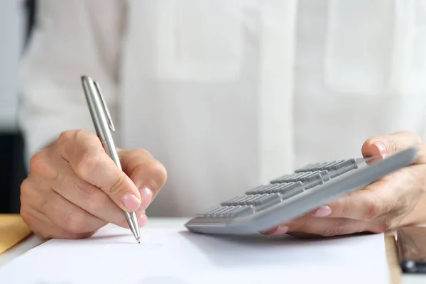 Buchhalterin oder Bankerin in Nahaufnahme — Stockfoto