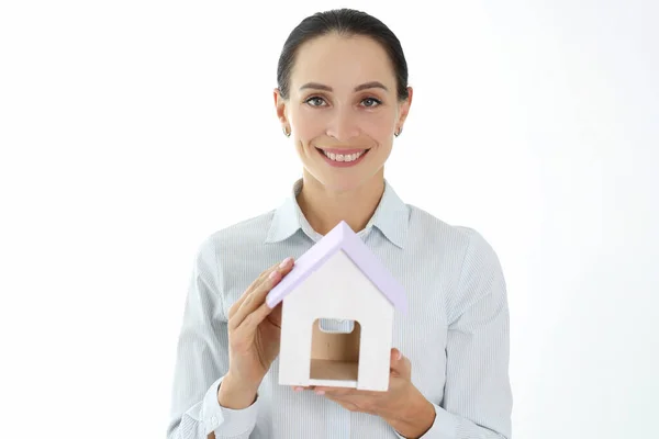 Sorrindo corretor de imóveis do sexo feminino está segurando casa closeup — Fotografia de Stock