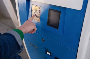 ATM klavyesinde el yazısıyla pin kodu yazan bir kadın.