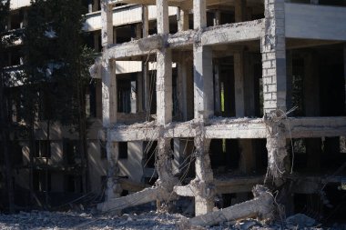 Rusya ile savaş sırasında Ukrayna 'da bombalanmış çok katlı bina.