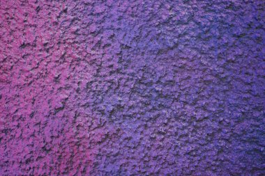 Duvarda pürüzsüz geçiş arkaplanı olan pembe mor boya