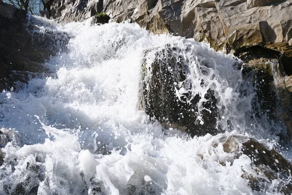 Arka planda köpüklü su bulunan hızlı şelale.