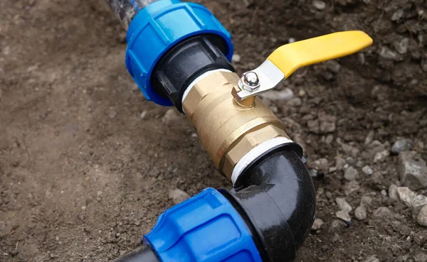 Bahçeyi sulamak için konnektör ve musluğu olan drenaj sistemi — Stok fotoğraf