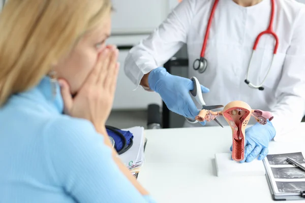 Läkare klättra äggledare med sax på artificiella modeller på livmoder och äggstockar i kliniken — Stockfoto