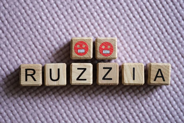 Sözcük Rusya, tahta küplerin üzerinde Z sembolü ve kızgın ifade ifadeleri.