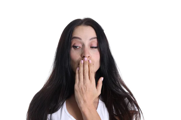 Πορτρέτο της νεαρής γυναίκας κλείνει το στόμα σε λευκό φόντο — Φωτογραφία Αρχείου