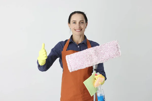 Lächelnde Frau mit erhobenem Daumen — Stockfoto