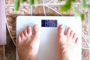 İnsan terazide 80 kilogram ağırlığındadır.