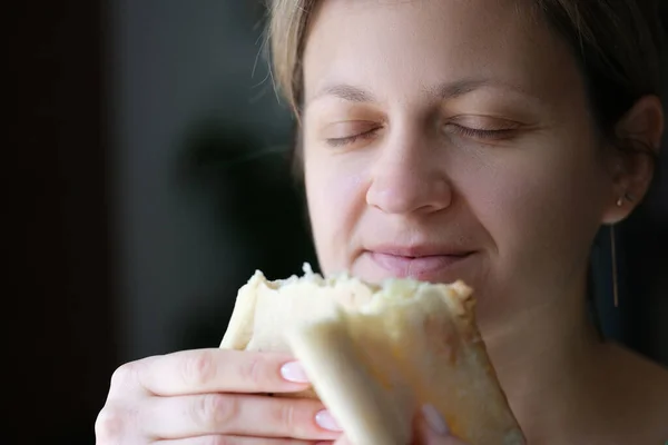 Happy woman with closed eyes holding white bread — Foto Stock