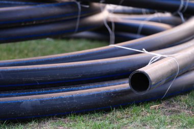 Yeraltı su ve kanalizasyon kapakları için plastik borular.