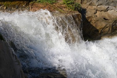 Taşların arasında çağlayan şelaleler. Yaklaş.