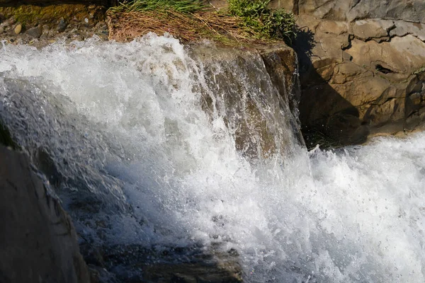 Taşların arasında çağlayan şelaleler. Yaklaş.