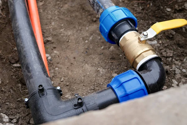 Kanalizasyon için bağlantı ve musluğu olan drenaj sistemi — Stok fotoğraf