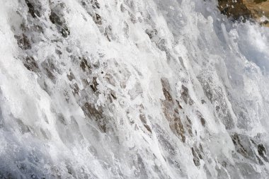 Karda donmuş buz dikdörtgeni, mağarada buz.