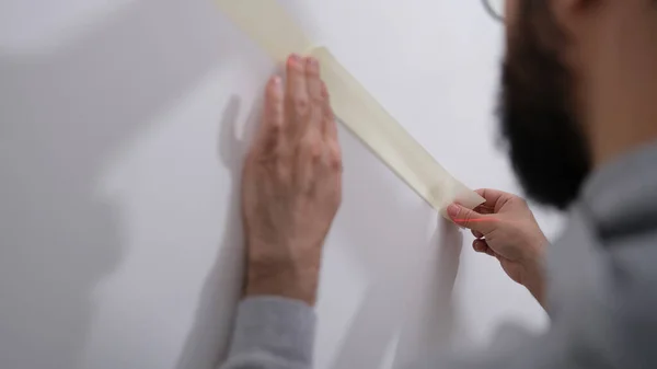 Cinta adhesiva en la pared antes de pintar primer plano — Foto de Stock