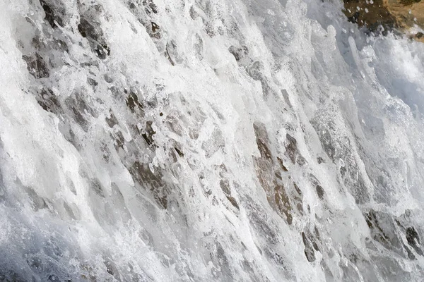 Karda donmuş buz dikdörtgeni, mağarada buz.