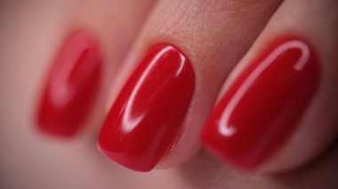 Kadın tırnaklarında kırmızı parlak tırnaklar.