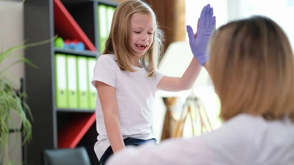 Happy cute baby girl high five to female pediatrician doctor — Φωτογραφία Αρχείου
