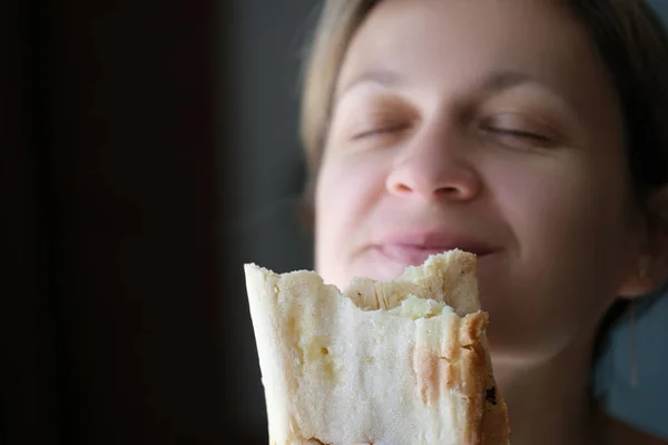 Young woman eating tasty shawarma, yummy snack — Zdjęcie stockowe