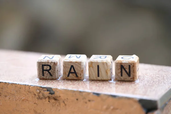 Lluvia de palabra sobre cubos de madera, pronóstico del tiempo — Foto de Stock