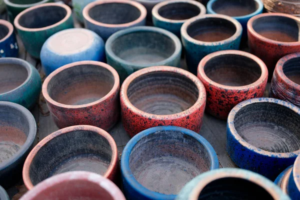 Used empty ceramic flower pots in greenhouse or hothouse — Zdjęcie stockowe
